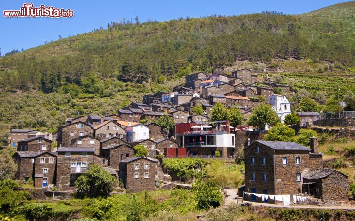 Immagine Fotografia di Piodao in una giornata di sole, Portogallo - Ha stradine strette e sinuose questo antichissimo borgo di montagna che deve la sua autenticità anche al suo isolamento geografico © Roberto Tetsuo Okamura / Shutterstock.com