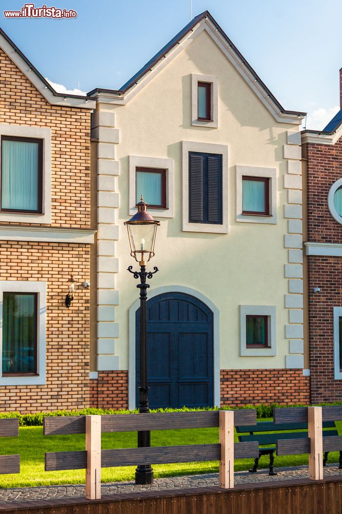 Immagine Fotografia di una tradizionale casa olandese in una giornata di sole a Doesburg.