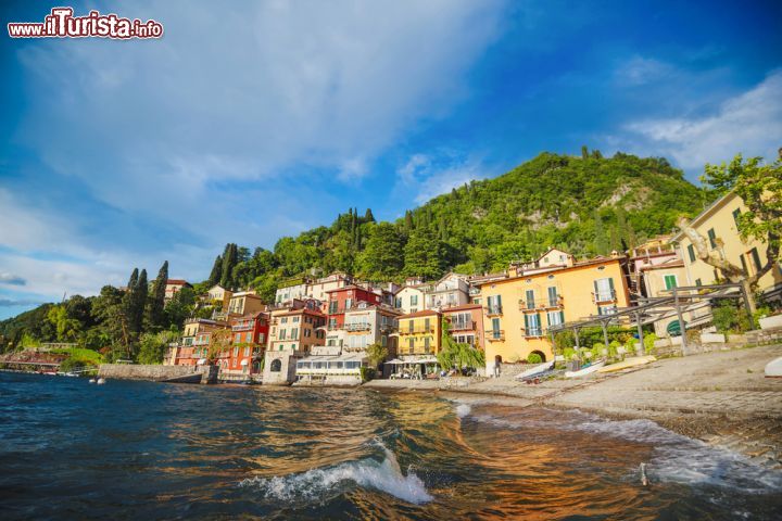 Immagine Fotografia di Varenna, Lombardia. Situata sulla costa orientale del lago di Como, Varenna è uno dei luoghi più importanti e caratteristici del Lario - © anouk3 / Shutterstock.com