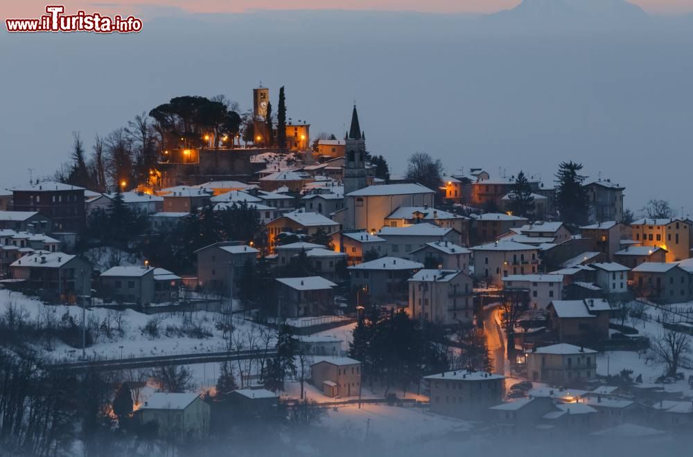 Immagine Fotografia di Vernasca in inverno dopo una nevicata in Appennino