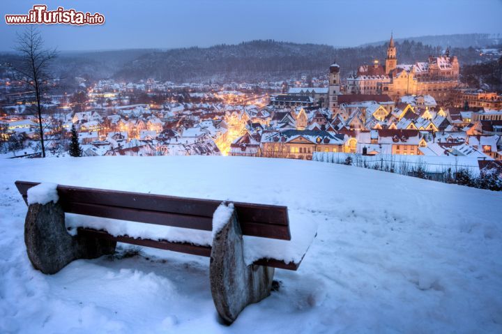 Immagine Fotografia invernale del castello Hohenzollern a Sigmaringen, Germania - Un'abbondante nevicata ricopre le colline che si affacciano sull'antico centro cittadino dove si possono ammirare il castello e la chiesa anch'essi ammantati da una coltre di neve © Jens Ottoson / Shutterstock.com