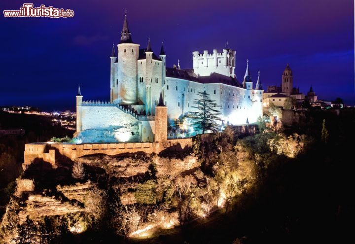 Immagine Veduta nottuna dell'Alcazar di Segovia, Spagna - Fu residenza reale, accademia militare e prigione di stato. La fortezza di Segovia dal 1931 è considerato monumento di interesse storico artistico: si erge per circa 80 metri su uno sperone roccioso che gli conferisce un'atmosfera magica tanto da essere stato fonte di ispirazione per i castelli disegnati da Walt Disney © Migel / Shutterstock.com