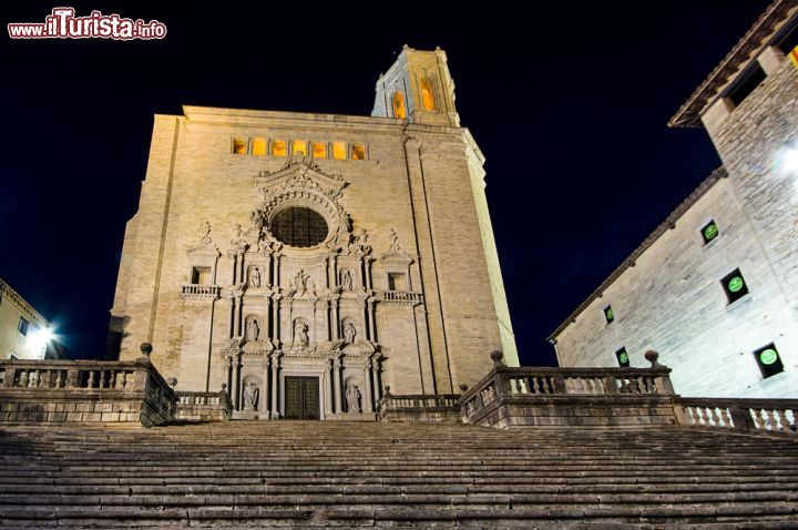Immagine Una foto notturna della cattedrale di Girona, intitolata a Santa Maria, che sorge in cima ad una ripida scalinata che domina la piazzetta antistante - foto © Pabkov / Shutterstock.com