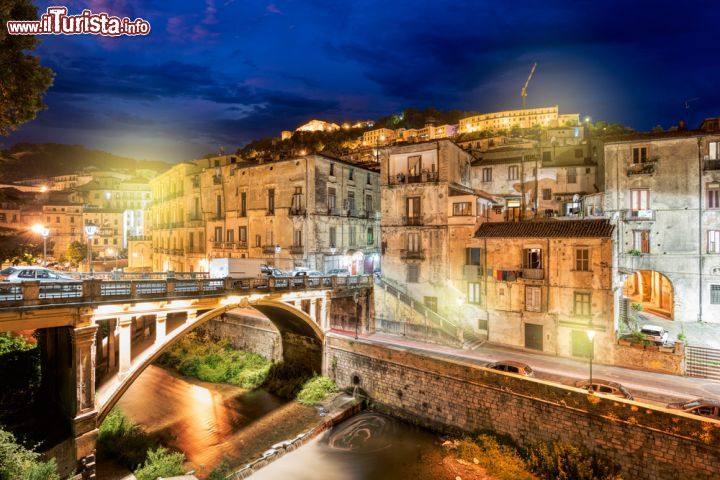 Immagine Una fotografia notturna del centro storico di Cosenza, il Capoluogo della Calabria - © mRGB / Shutterstock.com