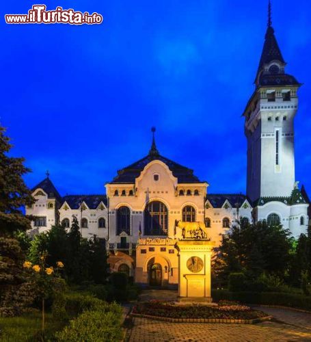 Immagine Fotografia notturna di una chiesa a Turda in Romania - © Xseon / Shutterstock.com