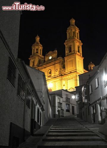 Immagine Fotografia notturna della chiesa principale di Olvera in Spagna - © Sergio Gutierrez Getino / Shutterstock.com