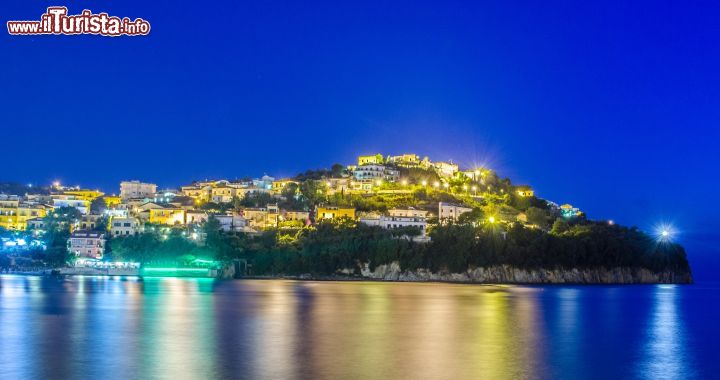 Immagine Fotografia notturna della costa di Agropoli, Campania - Questa suggestiva località del Cilento, che sorge su un promontorio proteso sul mare, offre una splendida veduta sull'isola di Capri, sulla costiera Amalfitana e sul golfo di Salerno © pavel dudek / Shutterstock.com