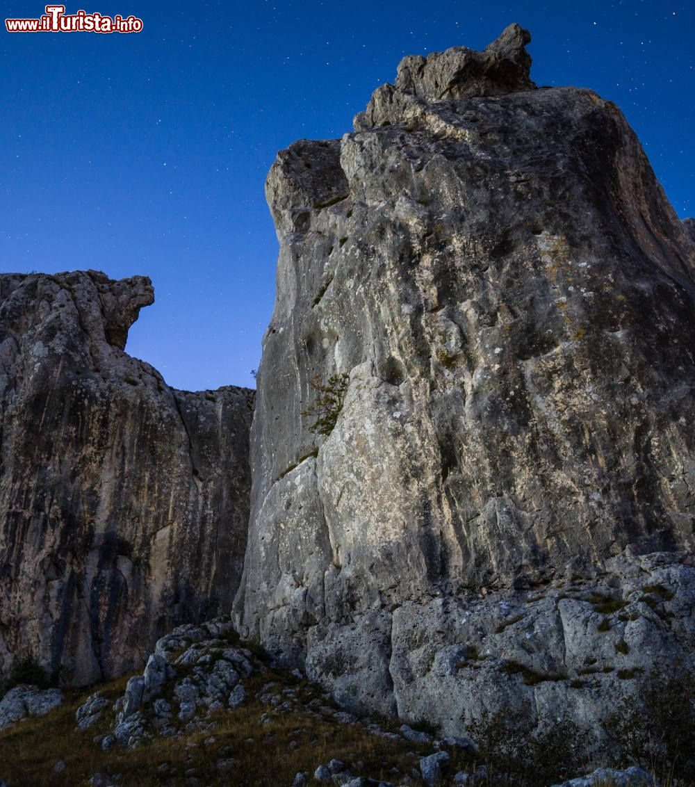 Immagine Fotografia notturna dei picchi montuosi vicino a Frosolone in Molise