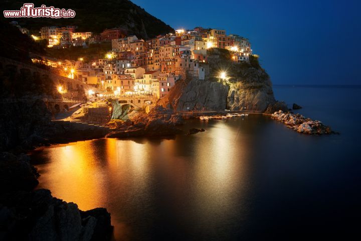 Immagine Fotografia notturna del borgo di Manarola illuminato, Cinque Terre, Liguria. Provenendo da La Spezia è il secondo villaggio delle Cinque Terre.