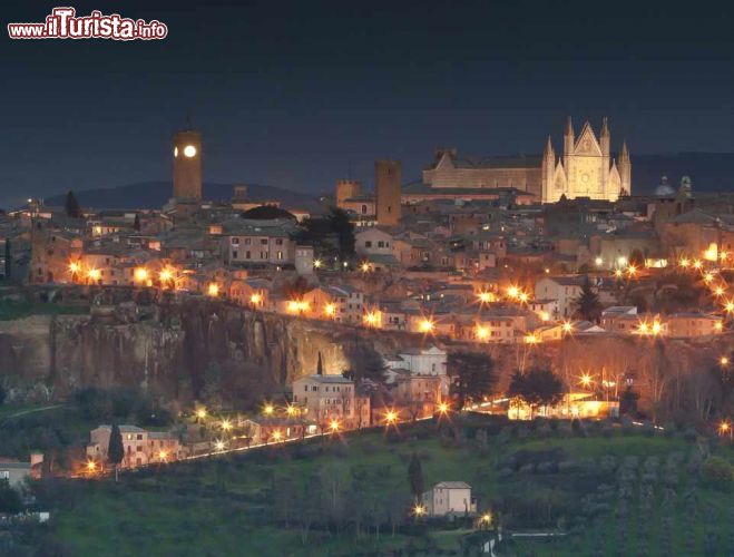 Immagine Una fotografia notturna del Borgo di Orvieto in Umbria - © simone mescolini / Shutterstock.com