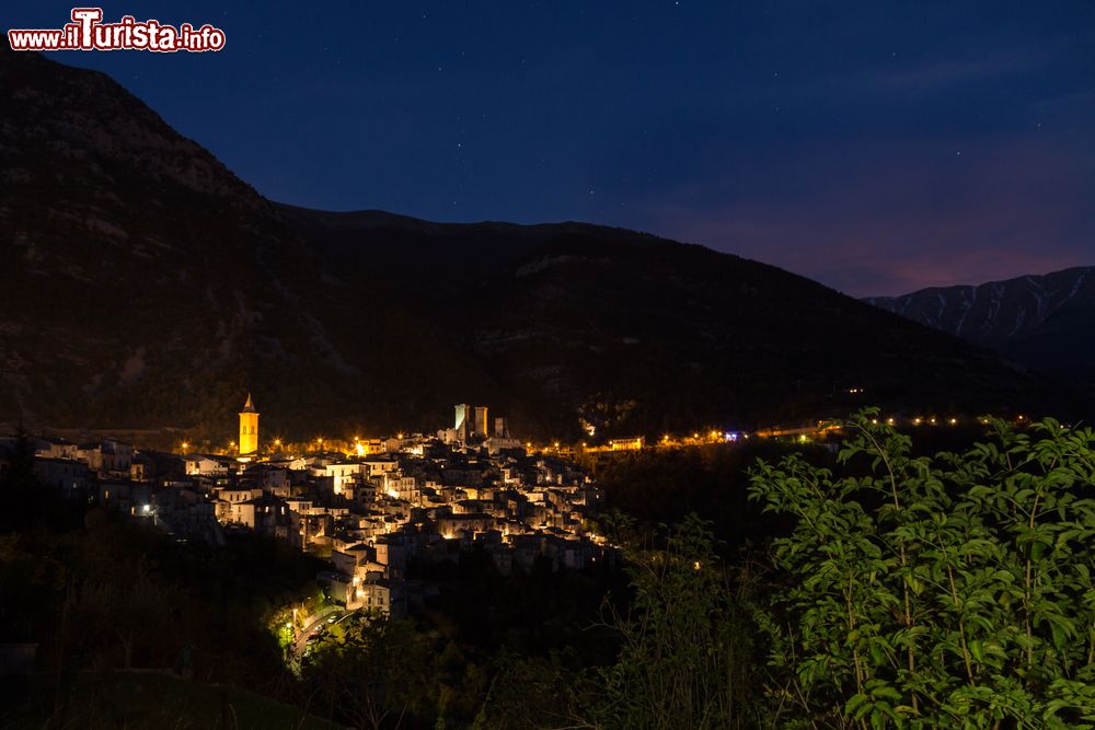 Immagine Fotografia notturna del borgo di Pacentro in Abruzzo