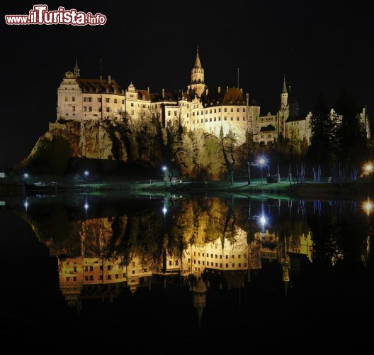 Immagine Fotografia notturna del castello di Sigmaringen, Germania - Illuminato dalle luci del parco, il castello della città tedesca appare come una vera e propria cartolina. Il maniero medievale è solo uno dei tanti scorci che brillano nell'architettura di Sigmaringen © Guillermo Barda / Shutterstock.com