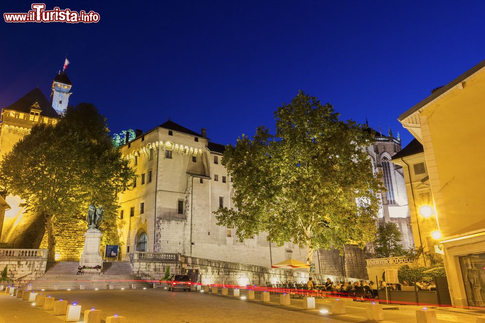 Immagine Fotografia notturna del centro di Chambery con il Castello dei Duchi di Savoia, Francia.