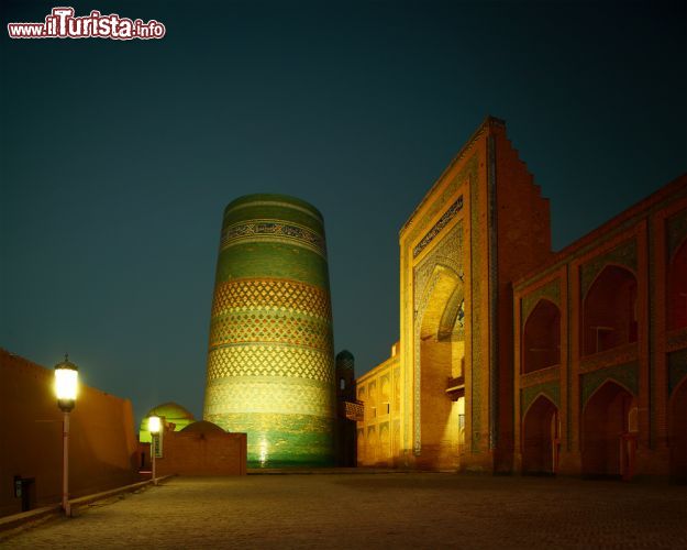Immagine La fotografia notturna del centro di Itchan Kala a Khiva, Uzbekistan - © Dudarev Mikhail / Shutterstock.com
