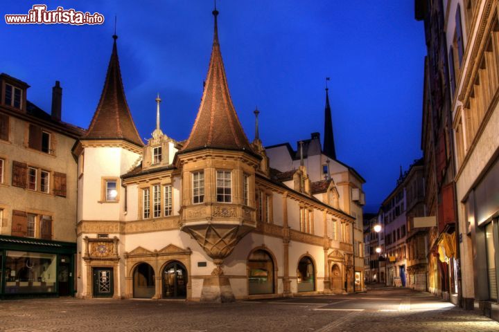 Immagine Fotografia notturna del centro di Nauchatel e della Maison des Halles in Svizzera - © Mihai-Bogdan Lazar / Shutterstock.com