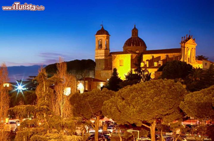 Immagine Una fotografia notturna del centro di Viterbo, nel Lazio