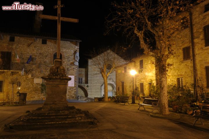 Immagine Fotografia notturna del centro storico di Lucignano in Toscana - © MauMar70 / Shutterstock.com