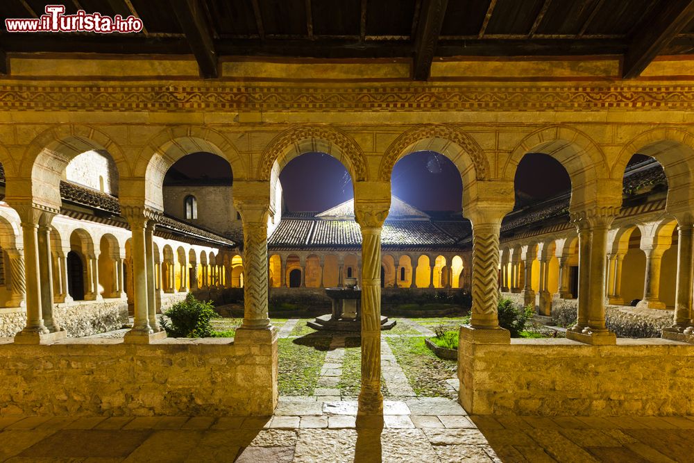 Immagine Fotografia notturna del chiostro dell'Abbazia di Santa Maria di Senavalle a Follina, borgo storico del Veneto