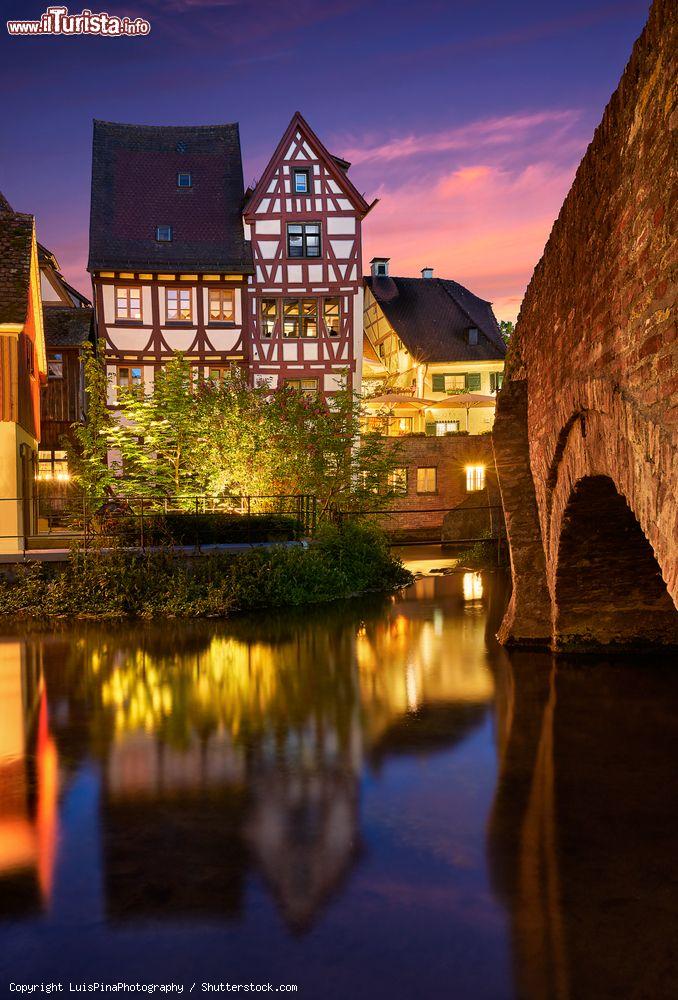 Immagine Fotografia notturna del Fischerviertel il quartiere dei pescatori sul fiume Blau a Ulm in Germania - © LuisPinaPhotography / Shutterstock.com