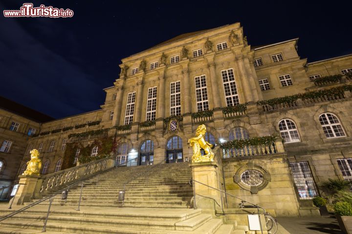 Immagine Il Municipio di Kassel by night, Germania - La maestosa scalinata che accompagna all'ingresso del Palazzo Municipale di Kassel: di notte, illuminato, emana un'atmosfera ancora più suggestiva
© teka / Shutterstock.com