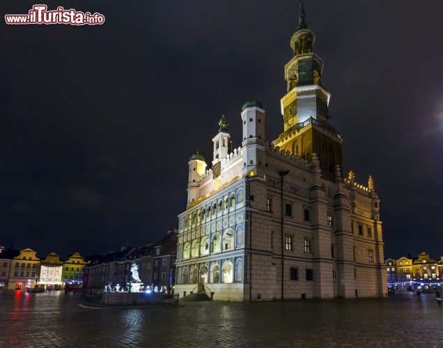 Immagine Fotografia notturna del Municipio di Poznan, Polonia - Sorge nel centro della Stary Rynek il palazzo municipale di Poznan, detto Ratusz. Di particolare pregio è la bella loggia di Giovanni Battista Quadro costruita nella metà del XVI° secolo © Greir / Shutterstock.com