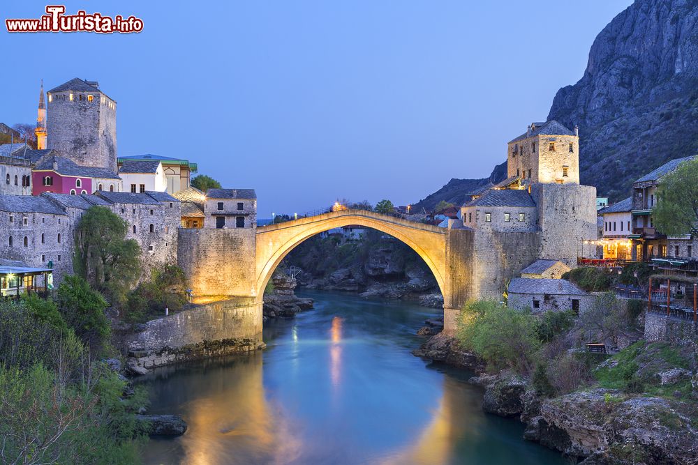 Immagine Fotografia notturna del Ponte di Mostar il simbolo della città della Bosnia Erzegovina