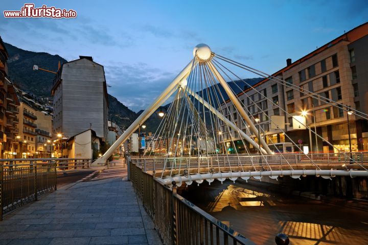 Immagine Fotografia notturna del ponte pedonale e di edifici, Andorra. Un bel panorama notturno della città, soprannominata la "capitale dei Pirenei" - © Valery Bareta / Shutterstock.com