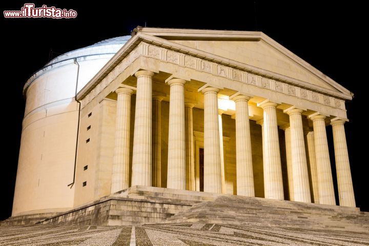 Immagine Fotografia notturna del tempio di Canova e Possagno - © elleon / Shutterstock.com