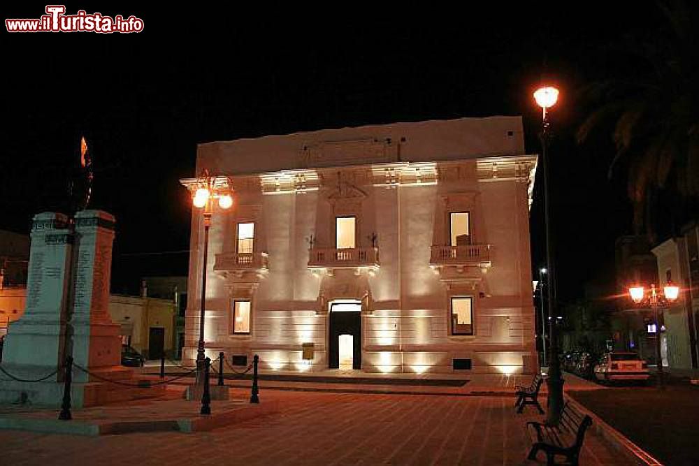 Immagine Fotografia notturna dell'ex municipio di San Ferdinando di Puglia - © Vania91, CC BY-SA 3.0, Wikipedia