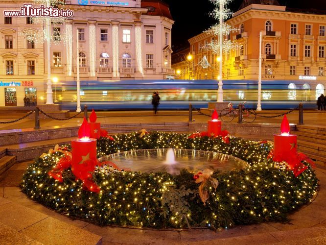 Immagine Fotografia notturna della fontana Mandusevac a Zagabria, Croazia. Situata nella piazza centrale della capitale, alla base di questa fontana si trova la sorgente che sino alla fine del XIX° secolo forniva l'acqua alla città  - © Nadalina / Shutterstock.com