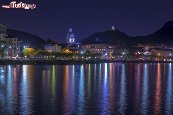 Immagine Fotografia notturna di Como e del lago, Lombardia - Le luci delle case e della cattedrale comasca si riflettono sulle acque del lago rendendo questo paesaggio ancora più suggestivo © RubinowaDama / Shutterstock.com