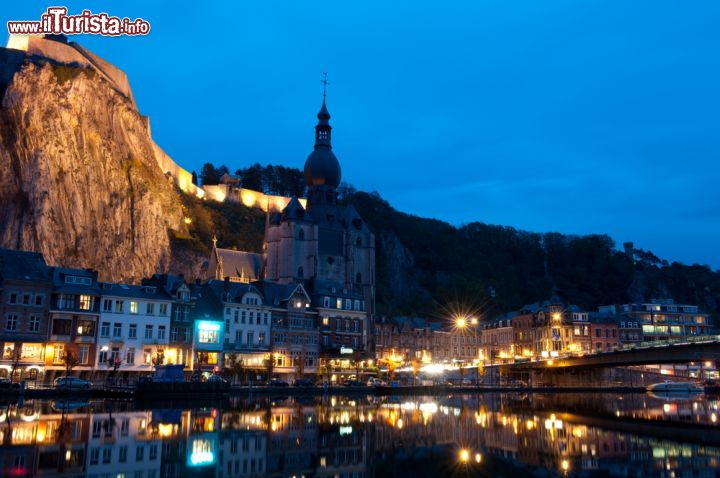 Immagine Una fotografia notturna di Dinant, nella regione belga della Vallonia. La città sul fiume Mossa conta circa tredicimila abitanti - foto © symbiot / Shutterstock.com