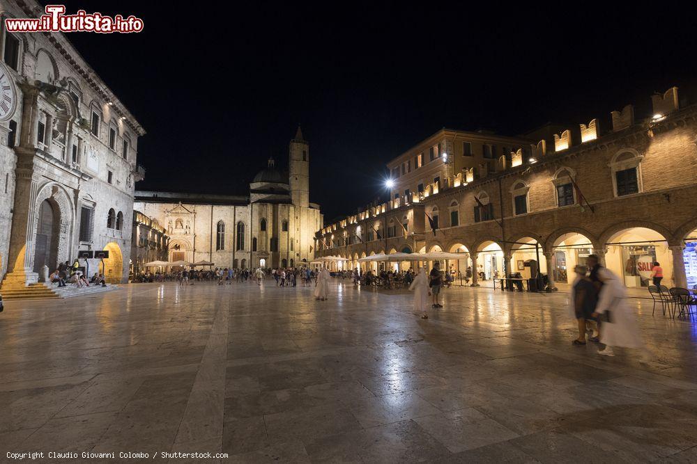 Immagine Fotografia notturna di Piazza del Popolo nel centro storico di Ascoli piceno nelle Marche - © Claudio Giovanni Colombo / Shutterstock.com