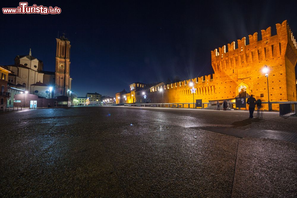Immagine Fotografia notturna di Piazza Vittorio Veneto a Galliate