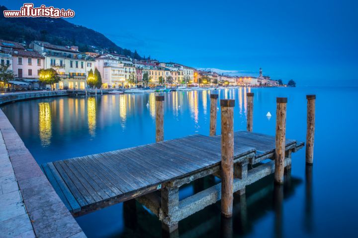 Immagine Fotografia notturna di Salò, Lombardia. Le luci dei palazzi che si affacciano sul lago di Garda si riflettono nelle acque creando un'atmosfera suggestiva - © Stefano Termanini / Shutterstock.com