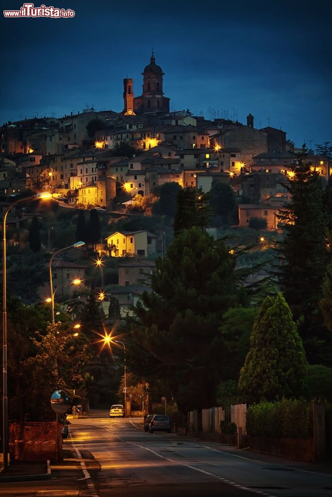 Immagine Fotografia notturna di Sinalunga in Toscana, borgo della provincia di Siena.
