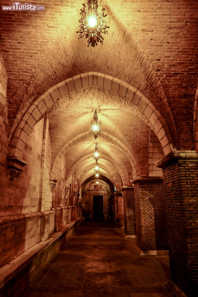 Immagine Fotografia notturna di un portico nel centro storico di Guardiagrele in Abruzzo