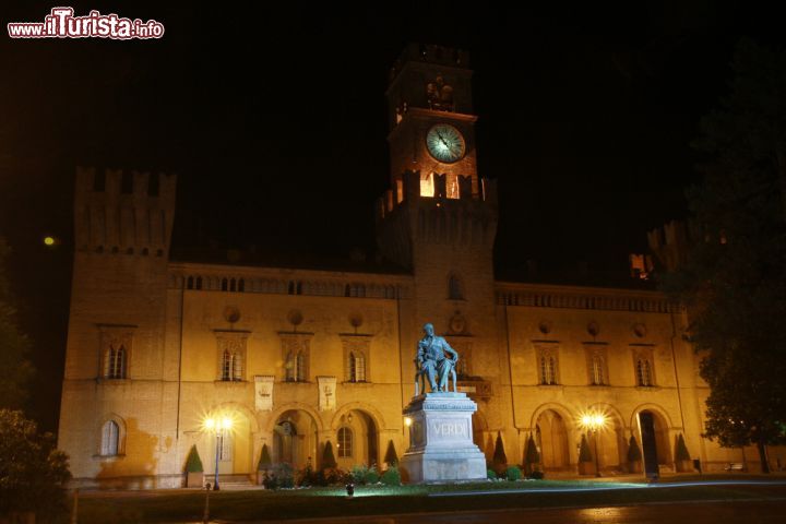 Immagine Fotografia notturna della piazza centrale di Busseto, dedicata a Giuseppe Verdi - © lsantilli / Shutterstock.com