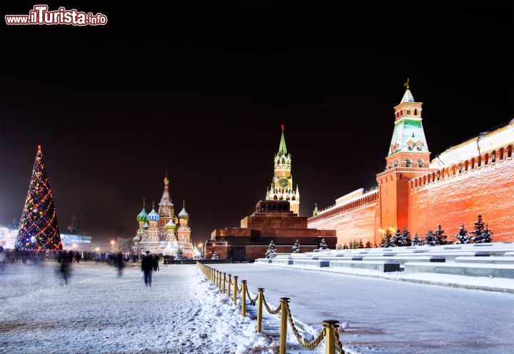 Immagine Natale sulla Piazza Rossa di Mosca, Russia - Immagine by night della celebre piazza di Mosca fotografata durante il periodo natalizio. Piazza Rossa è uno dei luoghi preferiti dai moscoviti per festeggiare l'Avvento © Nickolay Vinokurov / Shutterstock.com
