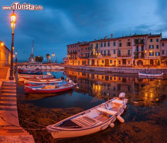 Immagine fotografia notturna porto di Lazise - © Lukasz Szwaj / Shutterstock.com