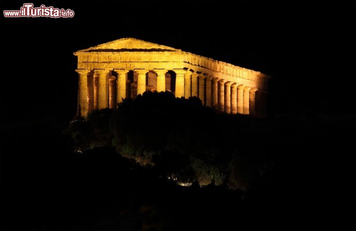 Immagine Anche di notte il Tempio Greco da spettacolo. L'area archeologica di Segesta si trova in una posizione suggestiva, ai piedi del Monte Barbaro, nella provincia di Trapani, grosso modo equidistante dalle città di Marsala, a sud,  e Palermo che incece rimane a nord-est del sito - © Ivan Smuk / Shutterstock.com