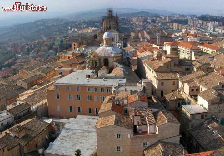 Immagine Fotografia panoramica del centro di Macerata nelle Marche - © Nathan B Dappen / Shutterstock.com