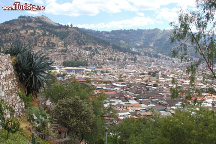 Immagine Fotografia panoramica della città di Cajamarca dal Mirador Santa Apollonia, Perù. Questo punto di osservazione naturale permette di apprezzare al meglio tutta la vallata di Cajamarca - © Janmarie37 / Shutterstock.com
