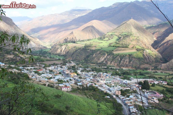 Immagine Fotografia panoramica della città di Magdalena, Perù. Fra colline coltivate e dolci declivi ecco la suggestiva località di Magdalena, distretto del Perù che appartiene geograficamente e politicamente a Lima - © Janmarie37 / Shutterstock.com