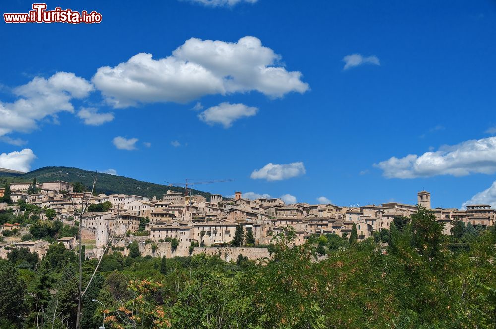 Immagine Fotografia panoramica di Spello, Umbria. Vie suggestive e scorci da cartolina fanno di questa località umbra uno dei borghi più belli d'Italia.