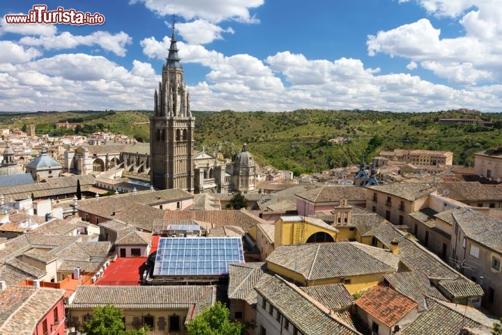 Immagine Veduta aerea di Toledo in primavera, con un cielo mutevole e luminoso, e i tetti radunati intorno alla torre della cattedrale - © Natalia Pushchina / Shutterstock.com