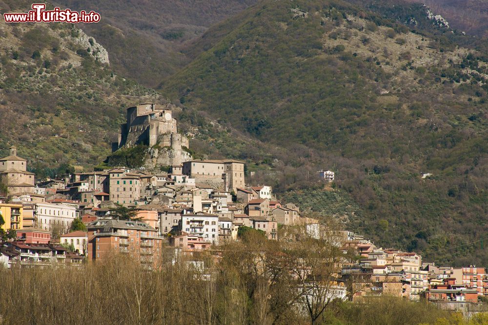 Immagine Fotografia panoramica del villaggio di Subiaco e della sua rocca medievale, provincia di Viterbo, Lazio.