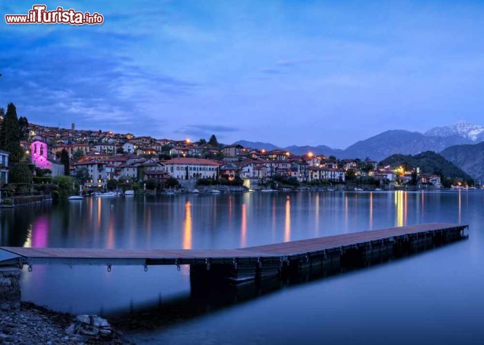 Immagine Fotografia serale di Ossuccio sul Lago di Como - © Marco Saracco / Shutterstock.com