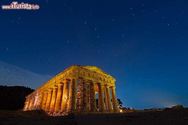 Immagine Fotografia notturna del tempio di Segesta e cielo stellato della Sicilia