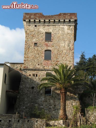 Immagine Framura, Liguria: un antico torrione genovese nel borgo della Liguria, Cinque Terre